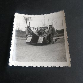 老照片炮兵女学员在训练1978年