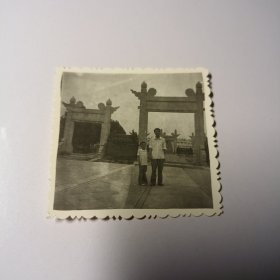 老照片–父子二人站在景区牌坊前留影