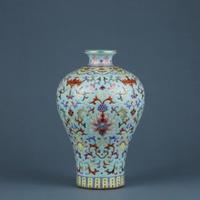 清乾隆 松石绿地珐琅彩花卉纹梅瓶
高度13cm，口径3.2cm，肚径8.5cm。