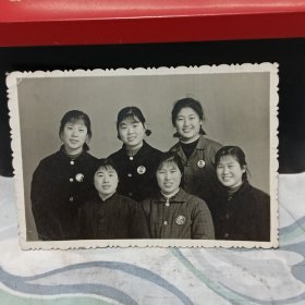 1971年四人佩不同毛主席像章“欢送黄泽芬老师上大学”合影老照片