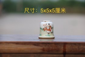 粉彩水盂，胎体细腻饱满，光泽沉稳，画工精细饱满，颜色搭配层次分明，底面磨损自然，保存完整，尺寸如图