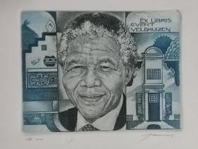 帕威尔～世界名人纳尔逊·罗利赫拉赫拉·曼德拉（Nelson Rolihlahla Mandela，1918年7月18日-2013年12月5日）曾任非国大青年联盟全国书记、主席。于1994年至1999年间任南非总统，是首位黑人总统，被尊称为“南非国父”版画藏书票原作