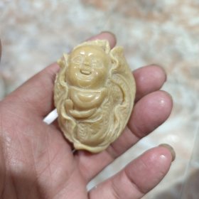 漂亮的手把件小挂件一个，高5.5cm。用火烧了一下，底下不是塑料的，没有塑料味，没看懂是什么材料，有可能是骨头的或者牙类，雕工很精致。中间有个孔可以栓绳子。喜欢的直接拍或者私聊吧。