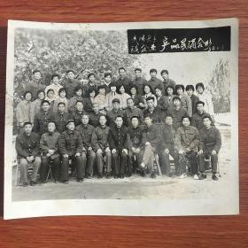 1984年武陟县乡镇企业产品展销合影。