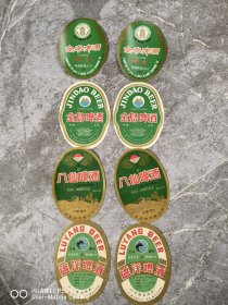 一共是8张4个品种。八九十年代的老啤酒商标酒标。烟台金麦啤酒。青岛金岛啤酒。蓬莱八仙啤酒。蓬莱盧洋啤酒。包老保真怀旧特价处理