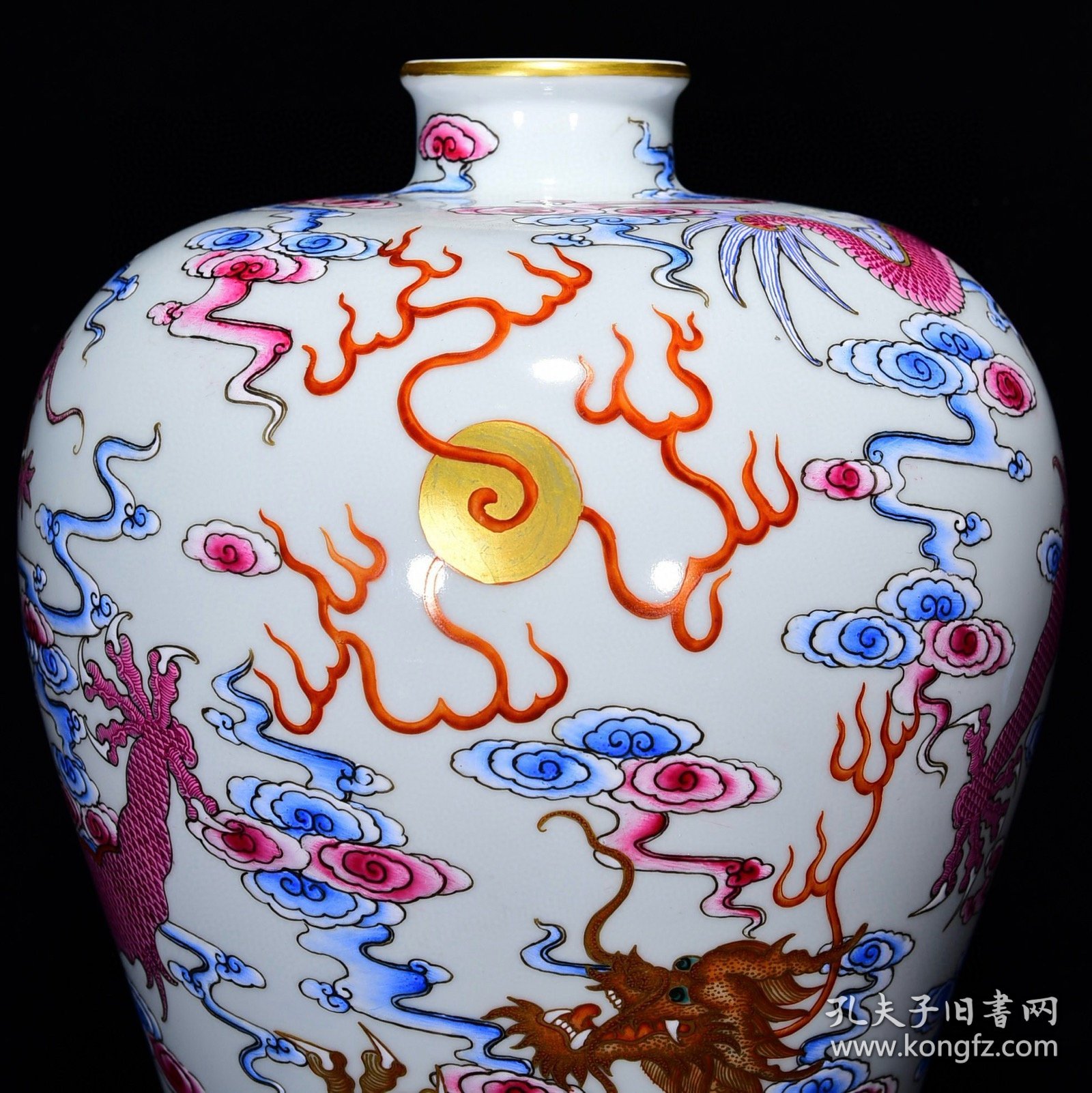 清雍正粉彩描金苍龙教子纹梅瓶尺寸38*25厘米