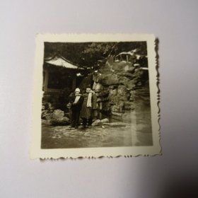 老照片–父女二人在长沙岳麓山白鹤泉留影（二人系围巾）