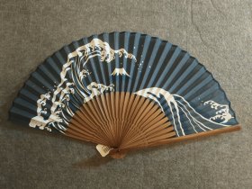 海涛富士 日本回流京扇棉扇 扇高22.5Cm，展开最宽幅41Cm，几乎全新。回流二手品 ，年久物，自然旧痕有之，不完美处有之，购前慎之，购后不纠结。实价不议不包不退换！