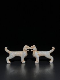 和田玉虎符：玉质细腻，包浆厚重，沁色入骨，雕工精细，品相完美，细节如图。