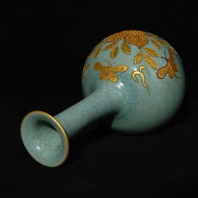 宋汝窑沥粉描金寿桃蝴蝶纹胆瓶，高28.8×16厘米