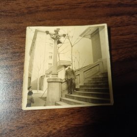 老照片–70年代帅气军人站在台阶上留影（1971年于长沙）