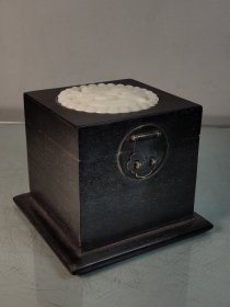 （亏本捡漏特价处理）檀木镶嵌玉石小印盒 宽15厘米，长15厘米，高12.5厘米 重量689.5克