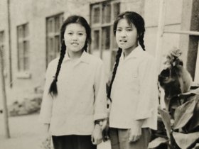 建国后长辫子美女老照片