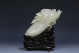 清代，和田玉白菜摆件，总尺寸16.7*13.5*6厘米，重1193克