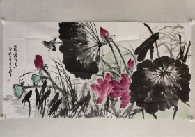 当代名家，吴泉棠四尺整纸花鸟画《荷塘飞鸟》69X136cm，软片。 吴泉棠，1956年出生，浙江衢州人，现居北京。重彩乡情画创始人、当代新安画院掌门、中国美术家协会会员、中国画廊联盟专职画家、文化部高级画家、人民画院副院长、香港国际画院山水画艺委会副主席、北京民族大学教授、硕士生导师、中央美术学院特聘教授、中国海外艺术文化杰出贡献者。（保真书画）