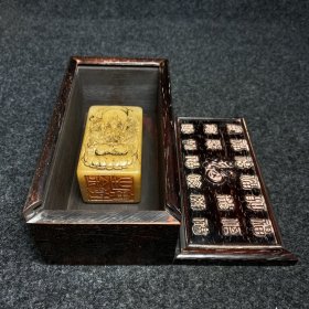 花梨木刻工收藏盒内珍藏寿山石印章 印章尺寸：长宽高5/4.9/8厘米 收藏盒尺寸：长宽高18/10/7.6厘米
