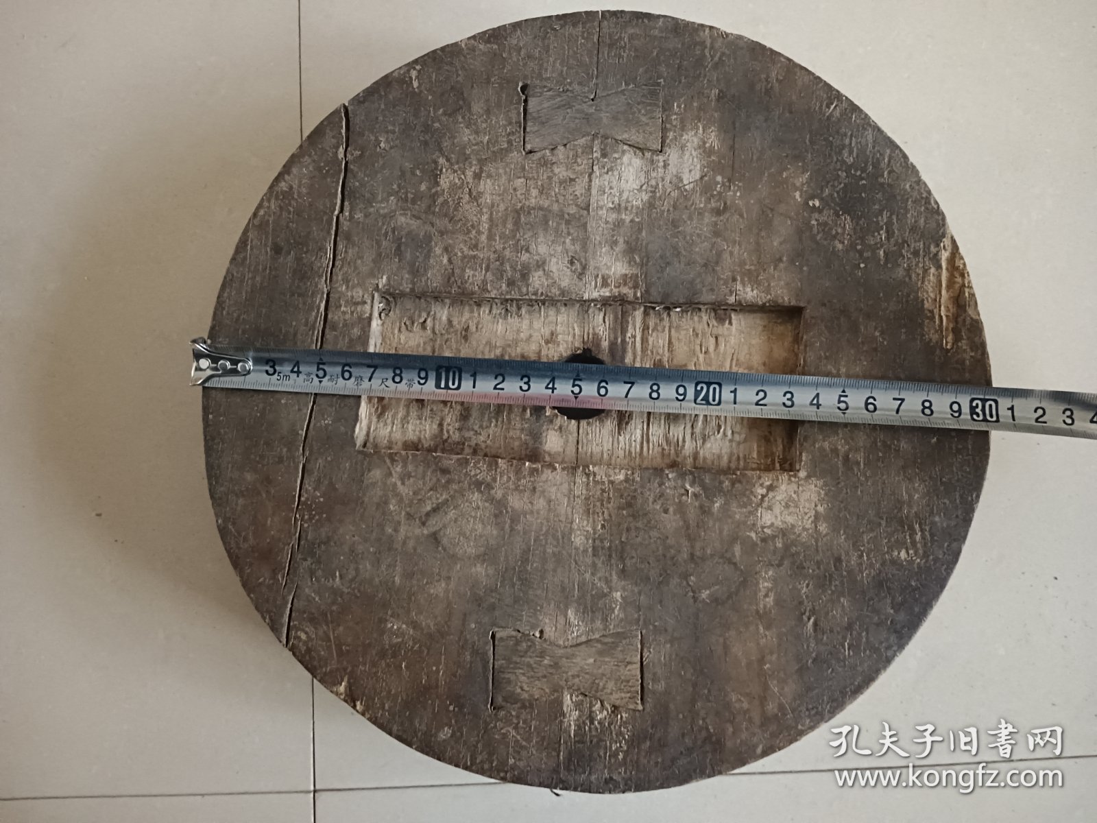 老圆形木头 可当茶座 摆件座 直径30厚度5.7 重1.5公斤左右 背面有榫卯固定 中心有孔