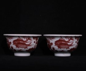 元代釉里红鱼藻纹压手杯一对，高5.3×9.5厘米