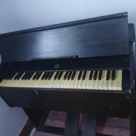 七十年代脚踏风琴，保存完整，可以正常使用，音质良好。