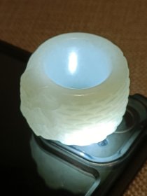 和田玉扳指，雕工精美，详细看图。因二手藏品，售后不退换不墨迹，拍前请看好，咱家一线收货一物一图，图片高清拍摄未做任何修饰，所拍即所得，墨迹拉黑！不议价不包邮，默认顺丰快递。