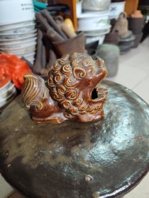 559.七八十年代佛山石湾窑狮子烟灰缸。