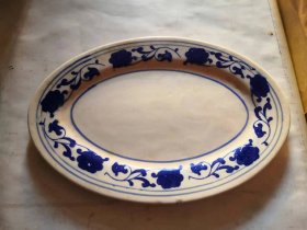 五六十年代老的青花瓷盘子，品相如图，完好。有点小瑕疵（最后两张图片拍的清楚，都是胎带的），十分怀旧