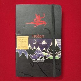 霍比特人限量筆記本，Moleskine?， The Hobbit Limited Edition ，Notebook：Large Ruled, Black【32開(kāi)硬精裝筆記本，帶原裝護(hù)封條，內(nèi)整潔未使用，有11幅來(lái)自第一版的插圖】
