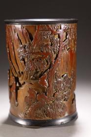 梅邻 竹雕松下高仕笔筒
尺寸：11.8×15.6厘米 重390克