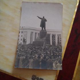 老照片：1960年4月21日在斯大林格勒列宁广场举行弗.伊.列宁纪念牌落成典礼。此照片为苏联军事首长，战时总副参谋长，苏联陆军大将伊万诺夫赠