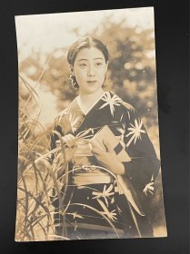民国日本明仁天皇皇后美智子照片。长13.5厘米