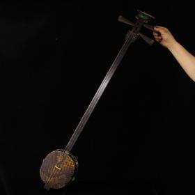 珍品旧藏收老紫檀木镶嵌宝石三弦一把
重1643克  长98厘米  宽21厘米