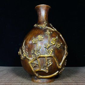 纯铜鎏金浮雕梅瓶，高26.5厘米，长15.5厘米，重2448克