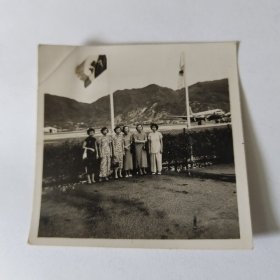 老照片。40年代香港机场穿旗袍的女人