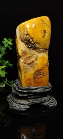 旧藏珍品，寿山石极品金田黄印章摆件 大清著名雕刻家【吴昌硕】之藏品 取材上乘田黄石，色泽温润如玉，机理细腻油润，质地纯净通透，工艺精湛一流，人物，树木，栩栩如生，惟妙惟肖，萝卜纹清晰可见，强光下呈现极品黄金宝石色，晶莹剔透，美轮美奂，包浆醇厚自然，实属收藏观赏珍品。 【品名】聚贤图 【尺寸】高19宽8 【重量】2200克