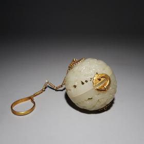 清 和田玉银鎏金雕龙香囊
尺寸：5.8×5.1厘米  重量：94克