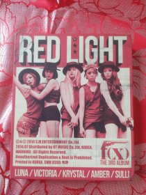 RED LIGHT 第三张正规专辑 韩国原版 碟一张 f（x） The 3Rd Album 影像写真集一本 f(x)是韩国SM娱乐有限公司于2009年推出的女子流行演唱组合，由宋茜、刘逸云、朴善怜、崔雪莉和郑秀晶五人组成。2014年7月7日发行