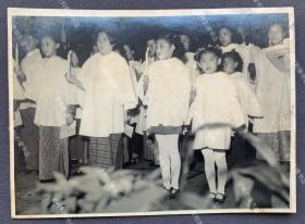 1940年复活节 杨梅南的家族开始晚宴前举行的迎光仪式 原版老照片一枚