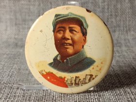 #23011503，毛主席纪念章，搪瓷材质，正面图案毛泽东正面头像，直径约5.5CM，品如图。