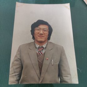 80年代男士照片一张。