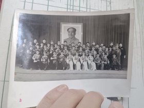 70年代烟台小学生文艺演出合影三张 背景毛主席巨幅肖像 胸戴毛主席像章,手捧红宝书 尺寸分别为15×11cm,13.5×8.5cm,9.5×7.8cm