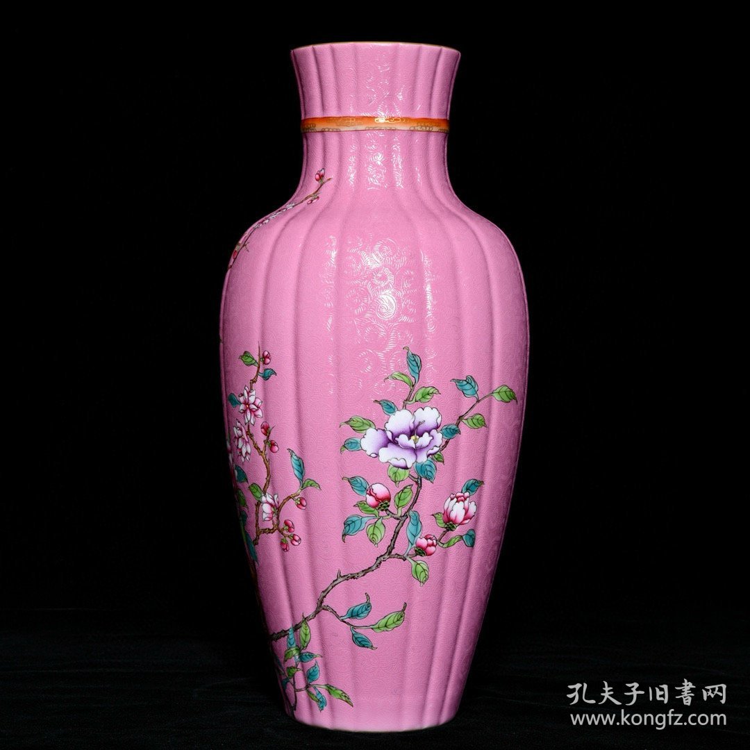乾隆桃红地轧道粉彩花卉纹绶带瓜棱瓶，高33.8cm直径15.5cm