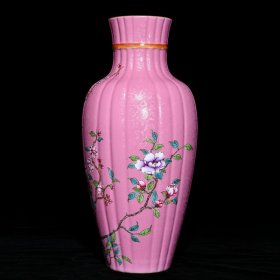乾隆桃红地轧道粉彩花卉纹绶带瓜棱瓶,高33.8cm直径15.5cm