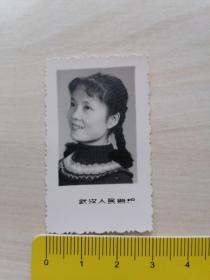 黑白照片：武汉人民照相扎辫子穿花毛衣漂亮女人