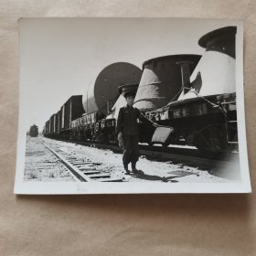 新华社记者高国权摄黑白照片1958年沈阳市苏家屯车站《给钢铁元帅开路》【24】