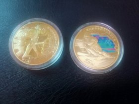 2022年冬奥会纪念币，冰币，雪币(彩色工艺)一对，面值10元，仅售20元。送塑料小圆盒，有效保护纪念币。