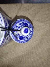 景德镇制:陶瓷青花开光 …花开富贵茶壶(壶底面印有景德镇制印章，详看如图 下单慎重介意勿拍)具有 收藏实用价值。