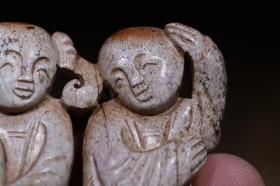 回流 舊藏和田玉“和合二仙” 藏品规格;长5.7公分 宽1公分 高5.9公分 重51克 .藏品介绍:火烧玉质,莹润起光,包浆浑厚,镂空透雕,和合二仙,双面刻工,手持宝盒,眉开眼笑,米字纹理,收藏俱佳。