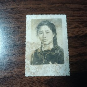 老照片–50年代漂亮女孩半身照（穿运动服，胸前有字）