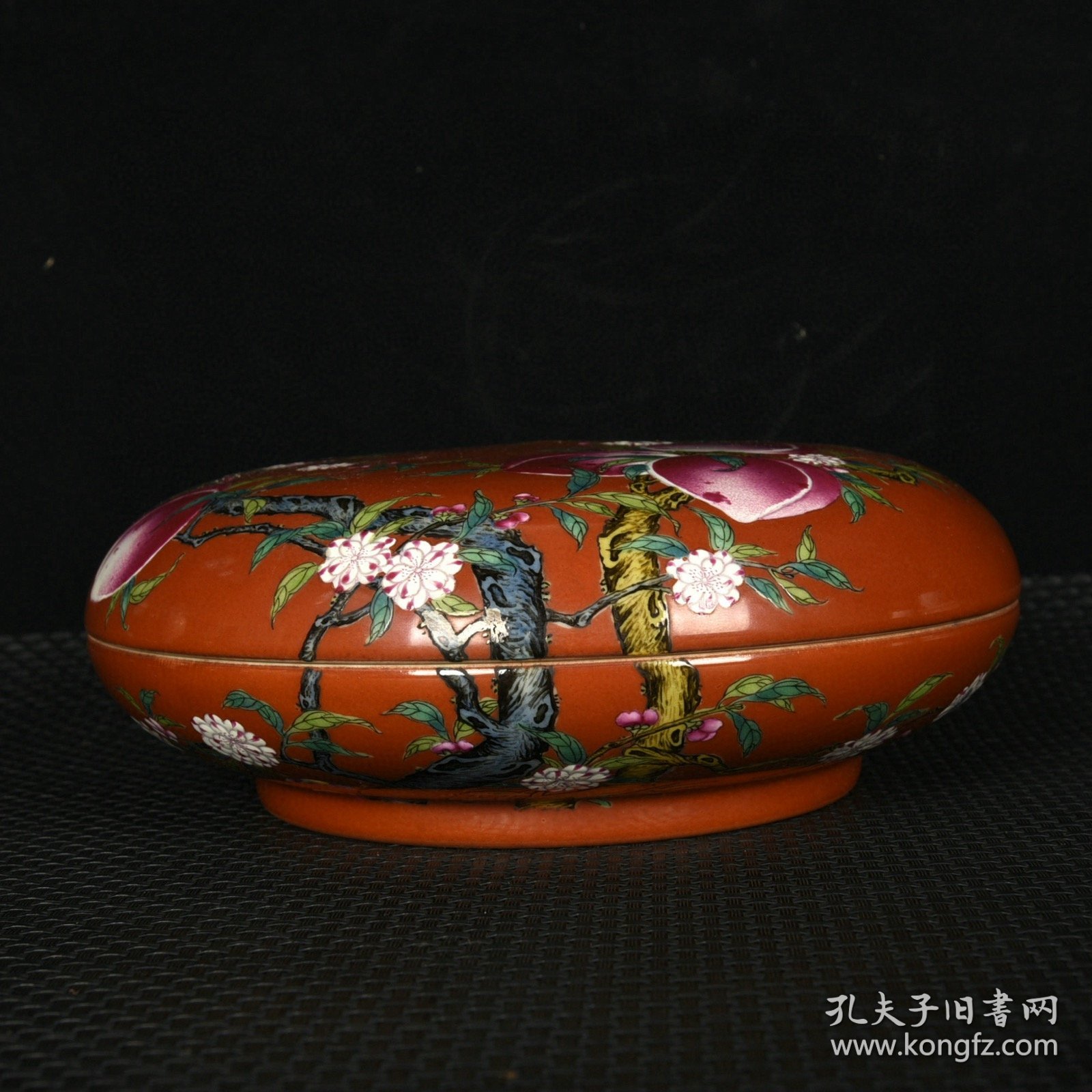 清嘉庆珊瑚红釉珐琅彩五福九桃纹粉盒 高7.5厘米 直径20.2厘米