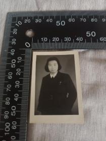 约五十年代女青年半身照照片一张，外套带扣少见，Z501